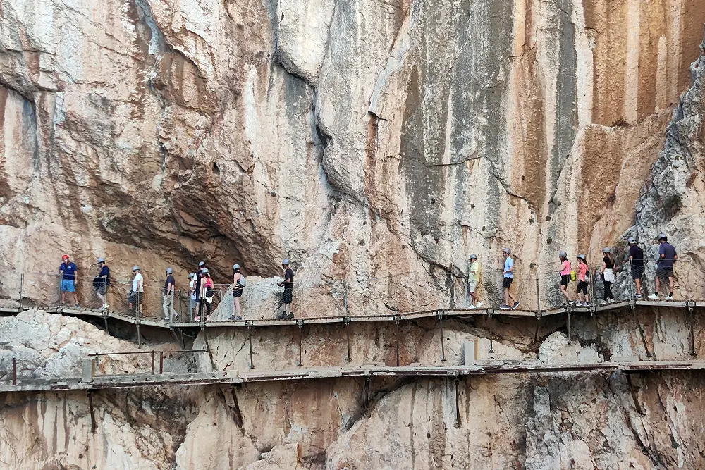 Personas andando por una plataforma